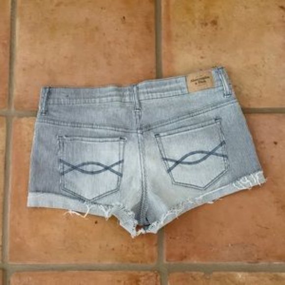 NWOT A&F Women's Pinstripe Faded Mid-Rise Shorts - Picture 3 of 3